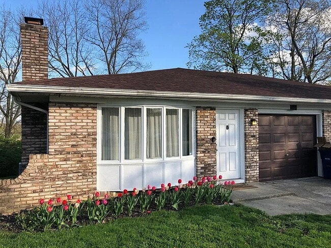 Building Photo - Duplex currently available in Westerville School District (Pointview ES, Genoa MS, Westerville Ce...
