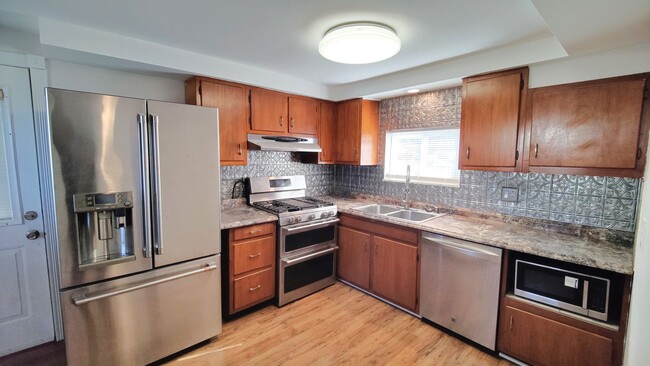 Building Photo - *Beautifully Renovated & Spacious 2BD/1.5B...