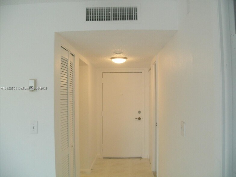 Building Photo - 9360 Fontainebleau Blvd