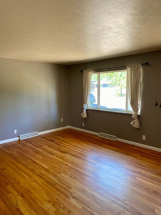 Building Photo - Available for 2026-2027 Fall Pre-Leasing! Charming 3 Bedroom House, conveniently located close to...