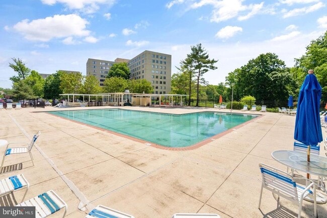 Building Photo - 6641 Wakefield Dr