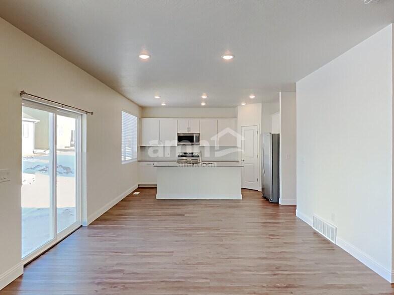 Building Photo - 2411 E Buckskin Way