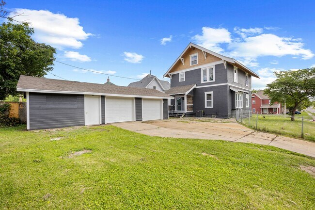 Building Photo - 3 Bedroom 1 Bathroom House
