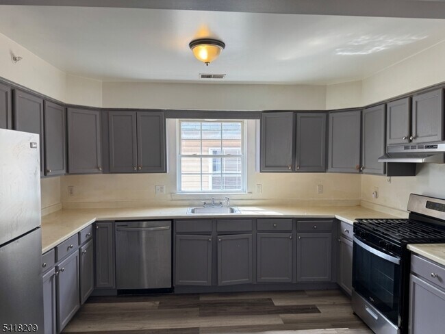 Building Photo - 39 Hedden Terrace