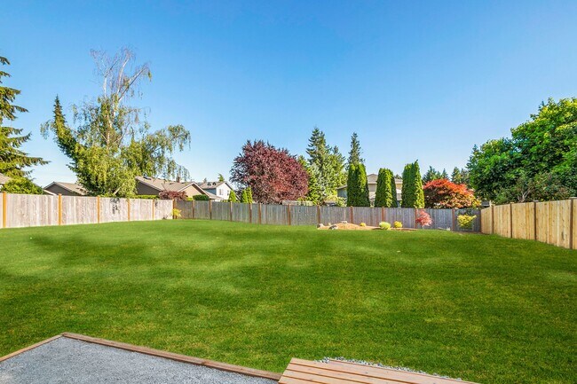 Building Photo - Inviting Everett Home Featuring 3 Bedrooms, Fireplace, and Fully Fenced Backyard