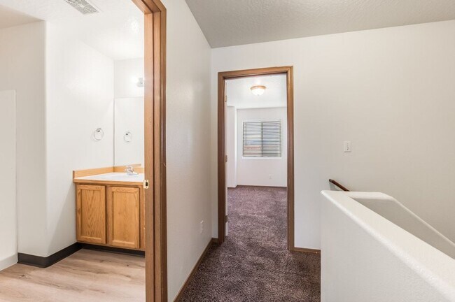 Building Photo - 3 bed 2 bath townhome