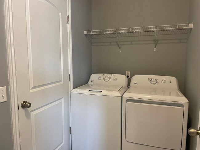 Building Photo - 3-Bedroom, 2-Baths, 1350 SF condo-style apartment, Upper Unit in Shelby Township.