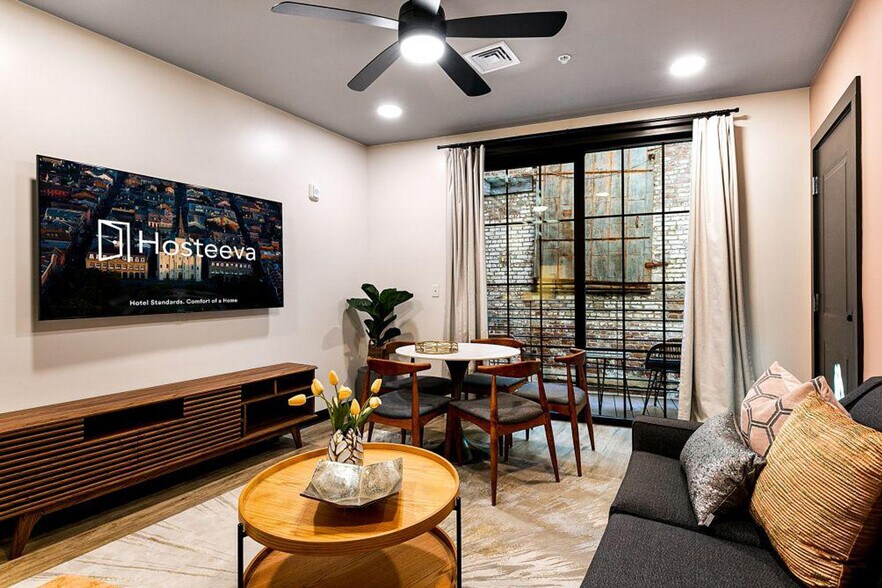 Building Photo - 611 Commerce St