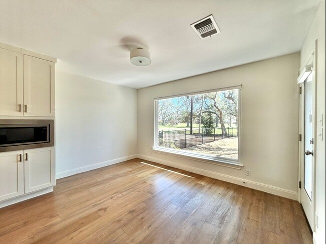 Building Photo - 9108 Balcones Club Dr