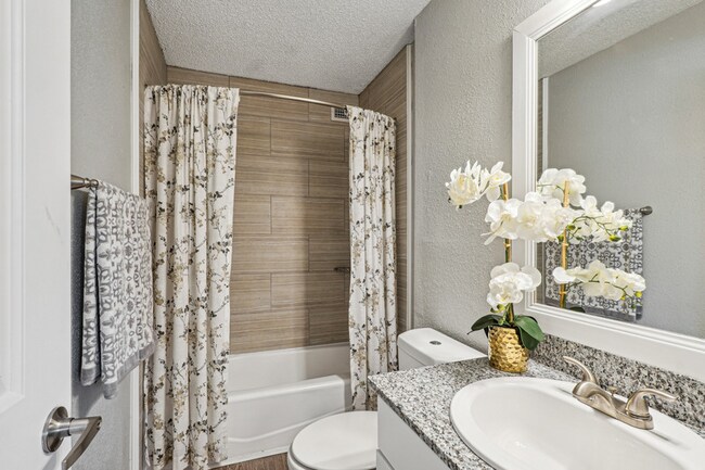 Building Photo - $599 first month's rent!