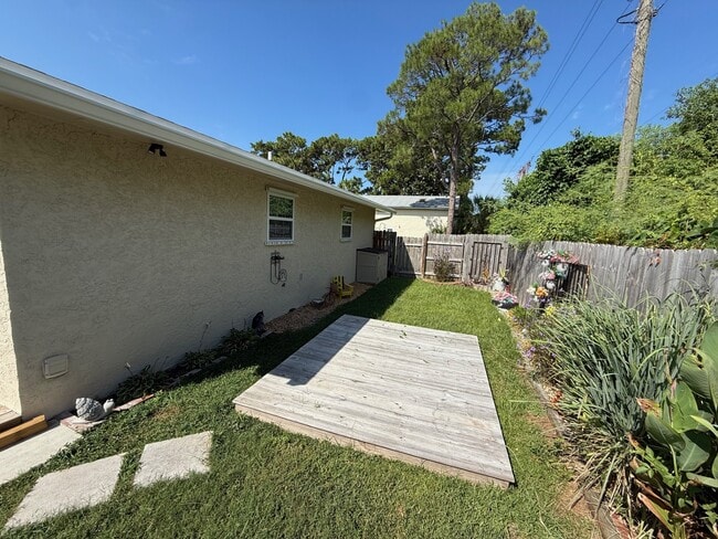 Building Photo - 10804 Hale Ave