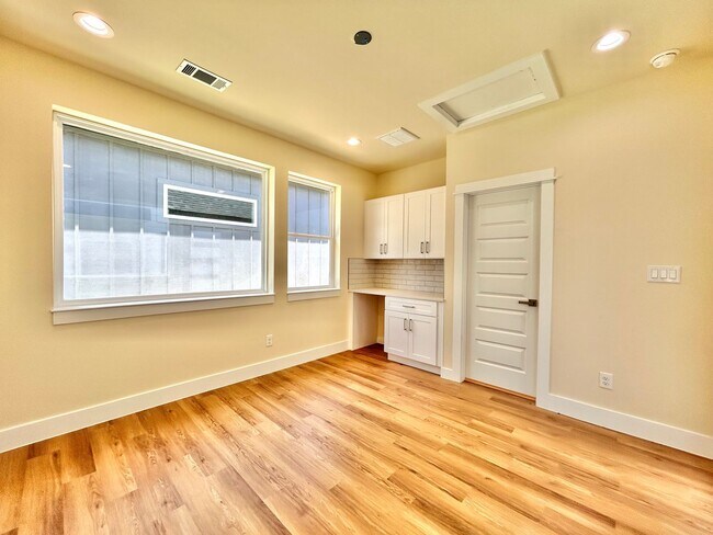 Building Photo - 5605 Samuel Huston Ave