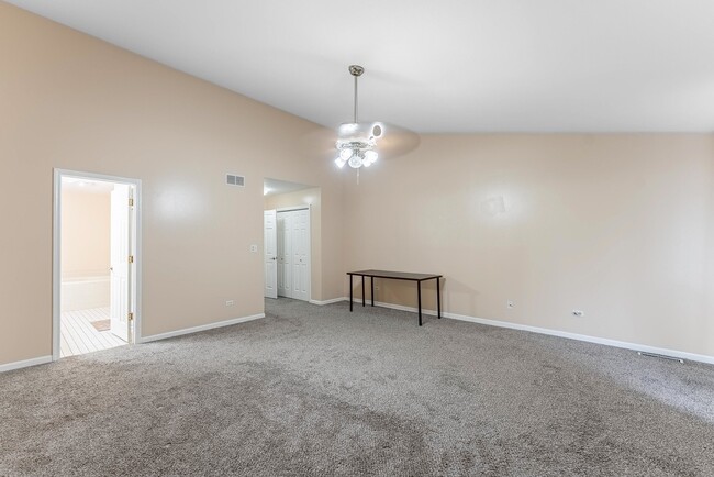 Building Photo - 305 Creekside Dr