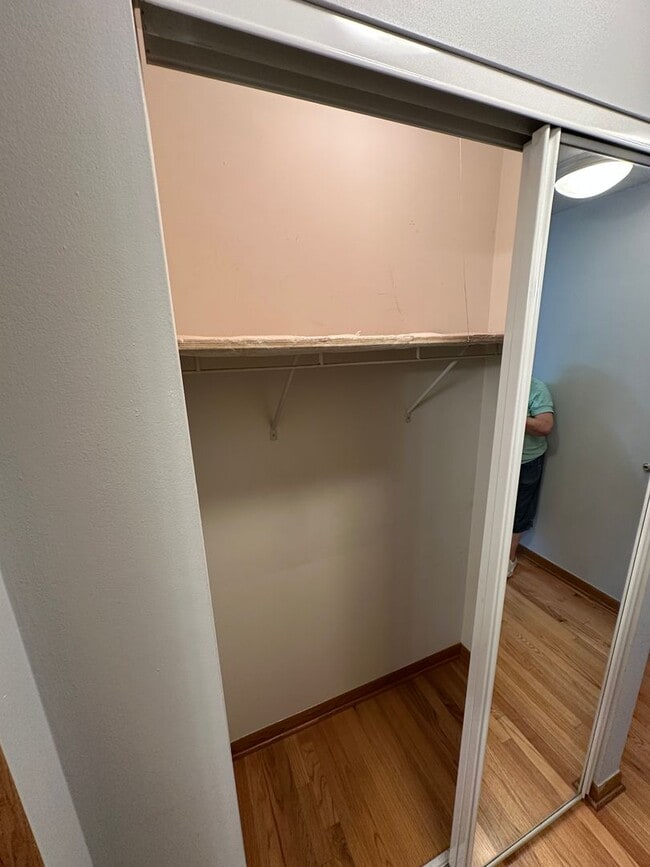 Building Photo - Great studio apartment in convenient locat...