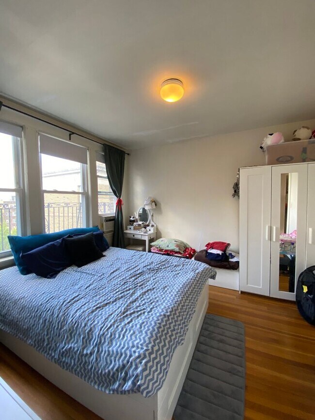 Building Photo - No Brokers Fee, No Security Deposit, Heat,...