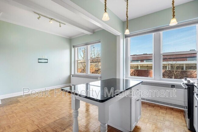 Building Photo - 212 E Clay St