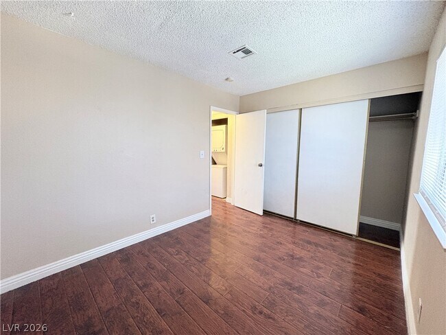 Building Photo - 4689 W Sand Creek Ave