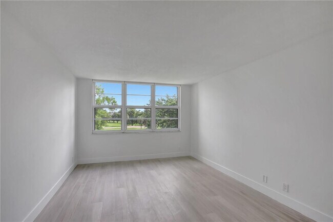 Building Photo - 4015 W Palm Aire Dr