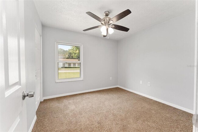 Building Photo - 4505 SE 12th Pl