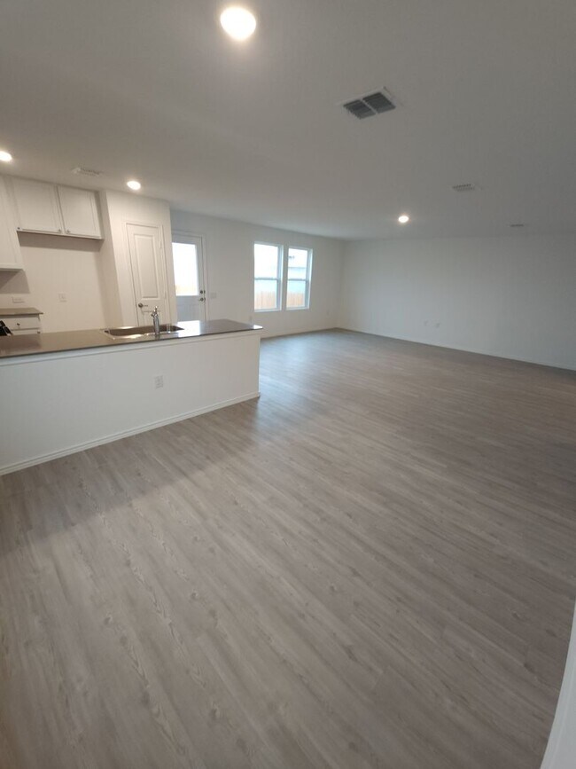 Building Photo - 2 Week Free rent Special! South Side of SA /VIDA community Brand New 4-bed, 2-bth home