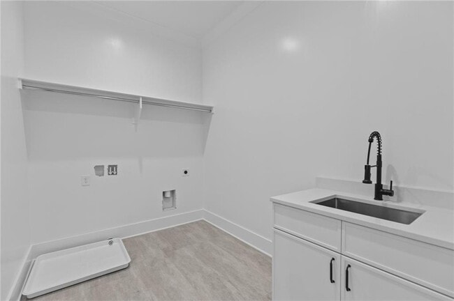 Building Photo - 6120 Hutchins Dr