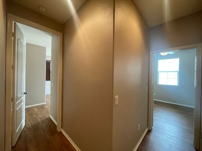 Building Photo - Stunning 2 bed 2.5 bath Solar Powered Town...