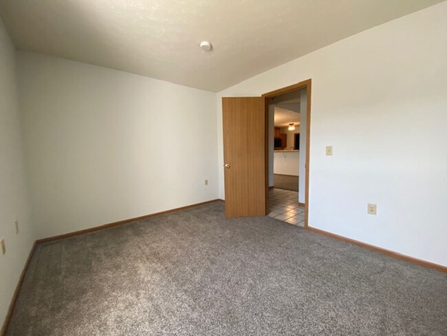 Building Photo - Two bedroom, Two Bath Condo in Springfield...