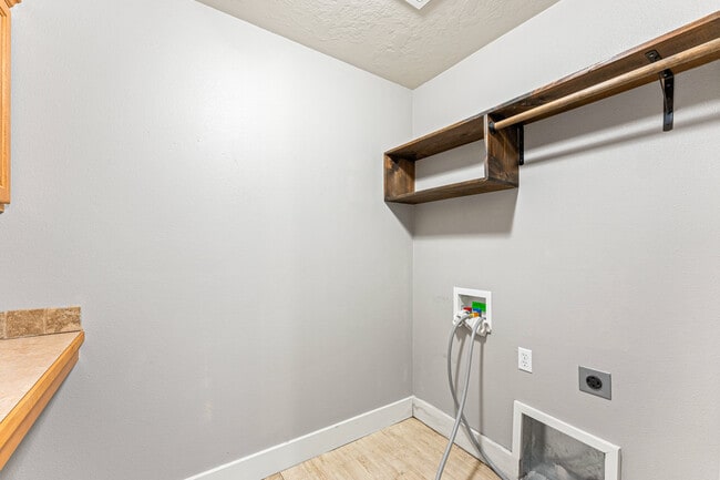 Building Photo - 987 N Knox Pl