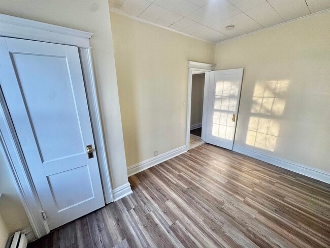 Building Photo - 213 Gates Ave