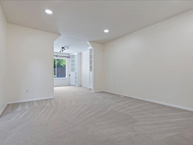 Building Photo - FOR RENT: MRS. CLEAN LIVED HERE! LOVELY HILLSBORO HOME AVAILABLE NOW! 4 BED, 2.5 BATH, 2 CAR GAR,...