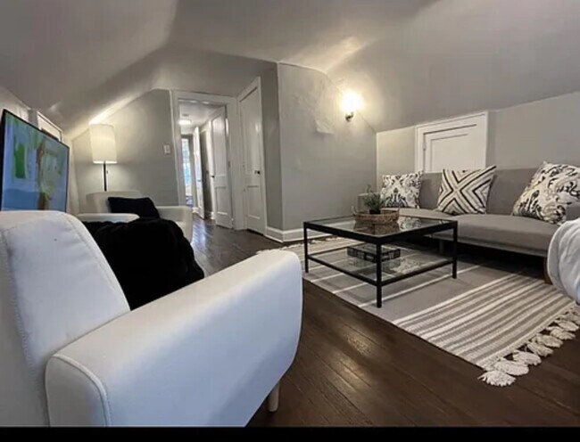 Building Photo - 1347 1/2 Highland