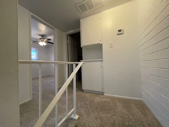 Building Photo - 2 bdrm 1.5 bath. South Scottsdale (McDowel...