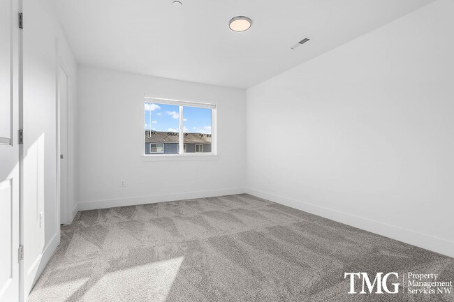 Building Photo - $500 your 1st months rent with a 12 month ...