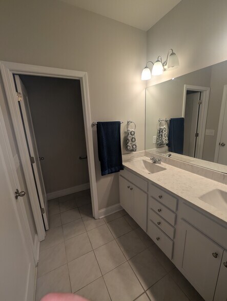 Building Photo - 3209 Grapevine Ct W