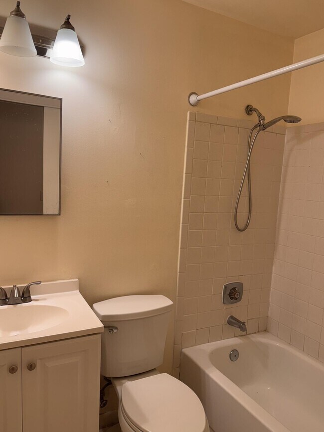 Building Photo - 5267 Edgewood Dr