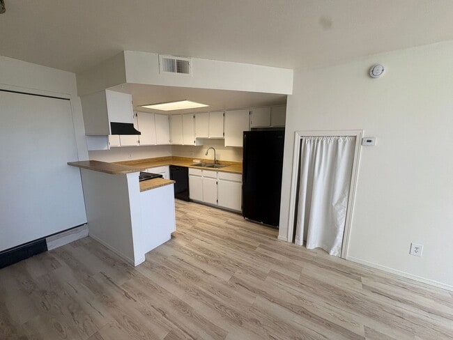 Building Photo - Cozy 1 Bedroom