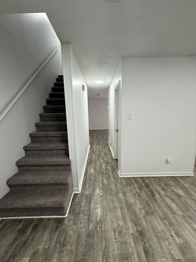 Building Photo - 103 Stone Tree Dr