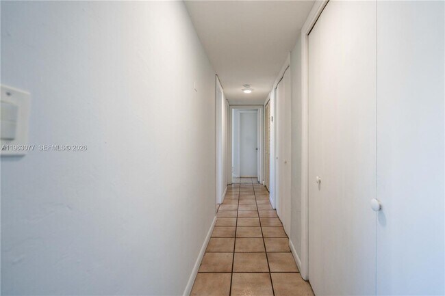 Building Photo - 1940 Biarritz Dr