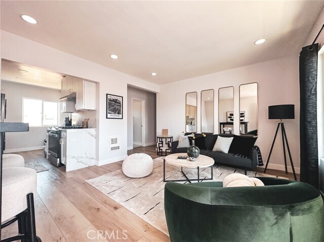 Primary Photo - 1057 E Hyde Park Blvd