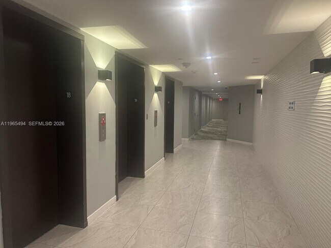 Building Photo - 2555 Collins Ave