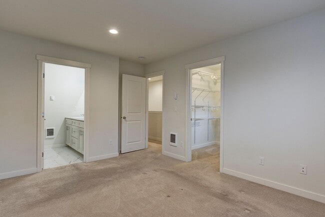 Building Photo - 3 Bedroom/2 Bath  townhouse in Kettlecove community