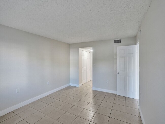 Building Photo - Renovated & Updated 2 Bed/2 Bath Condo with Patio – Prime Springcrest Location!