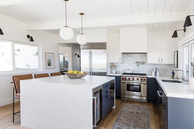 Building Photo - Great private location from this Fully ren...
