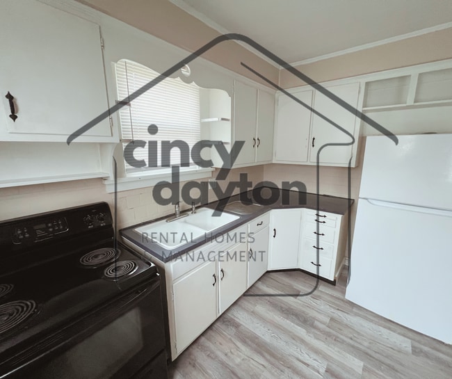 Building Photo - 110 N River St