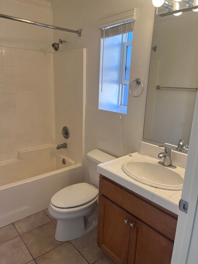 en-suite bathroom 2 - 14907 Moorpark St