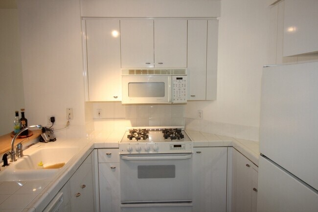 Building Photo - Spacious two bedroom, two bath corner unit condominium in North Beach