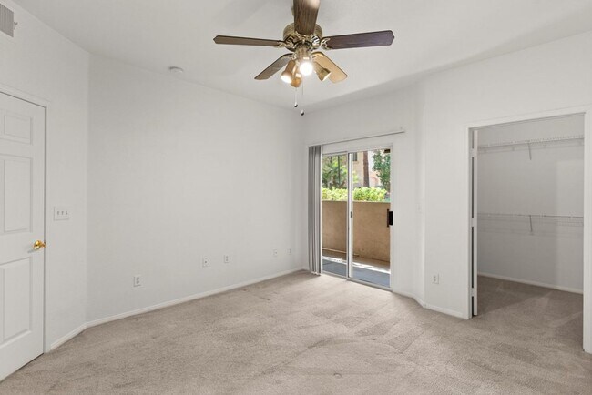Building Photo - Beautiful 2 Bed 2 Bath ground floor condo in Guard Gated Green Valley Community. 1 Car garage!