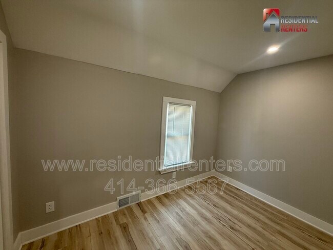 Building Photo - 845 S 75th St