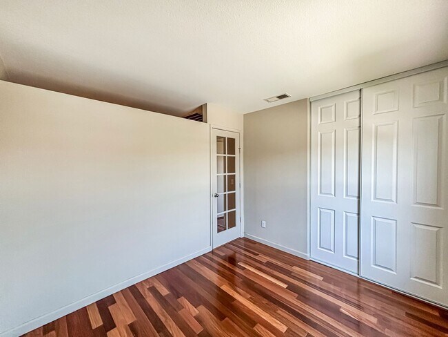 Building Photo - Beautiful 4BD/2.5BA House in Eastlake W/ O...