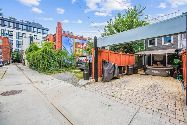 Building Photo - 2 BED PLUS DEN!!! * Fully Furnished and Fa...